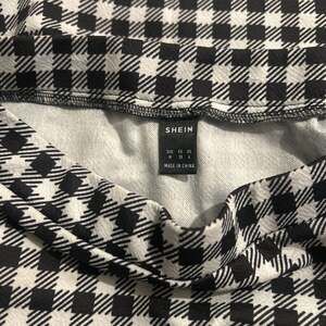 Black and White Houndstooth Midi skirt